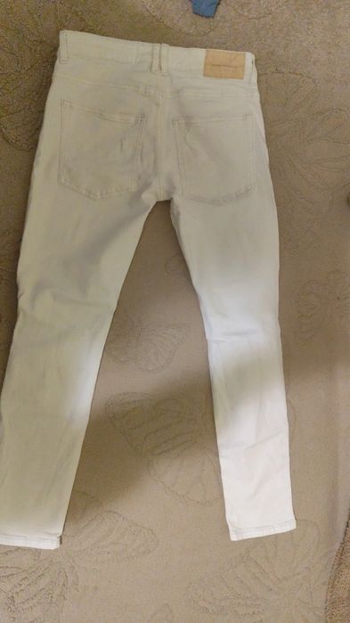 Blugi Bershka albi