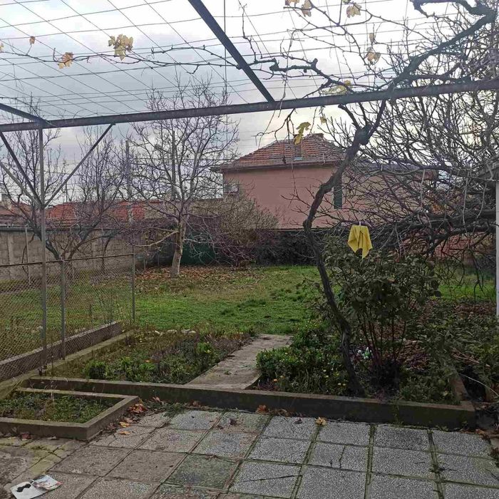 Къща в с.Енина на 2 ет. с двор 520 кв.м.