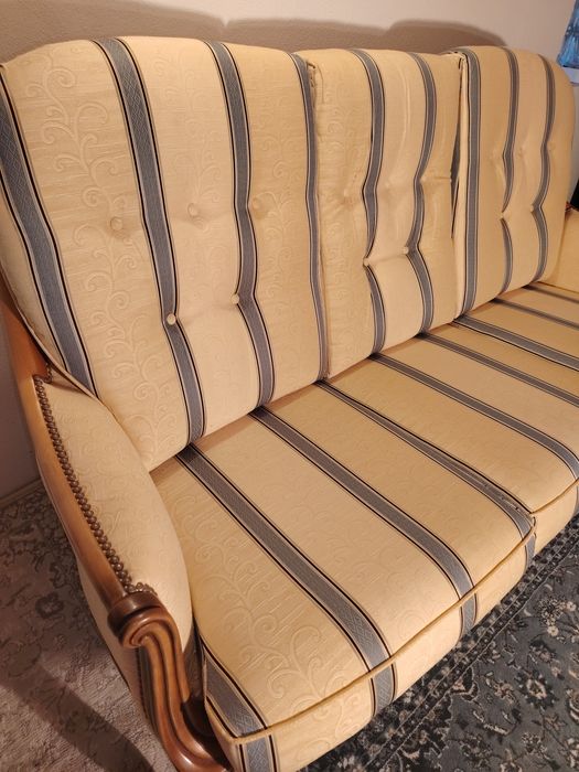 Canapea vintage stil Ludovic XV 
Canapele de 3 locuri , perne și hus