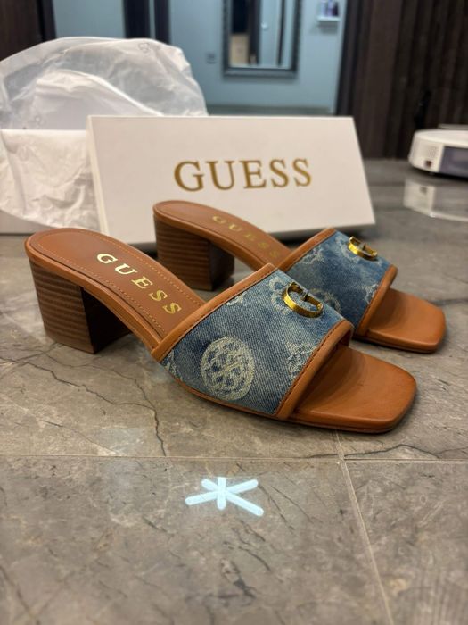 Страхотни чехли GUESS