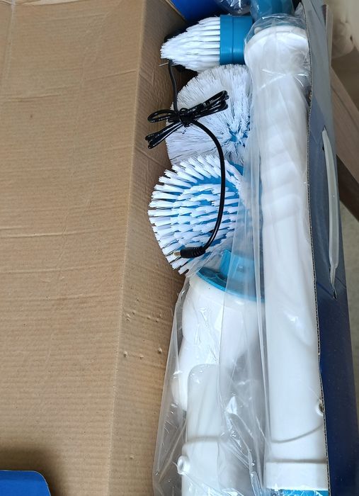 Безжична четка с сменяеми глави.