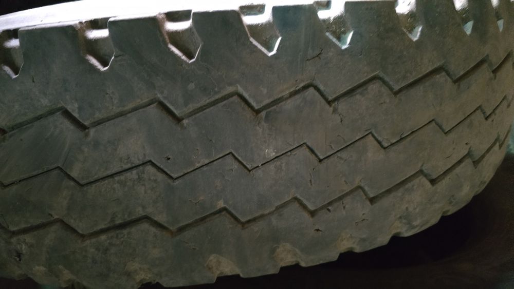 Продам грузовые шины 12.R20