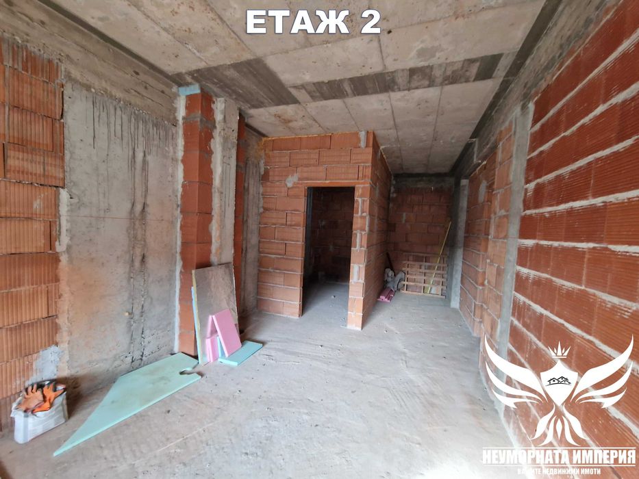 Продавам три етажна къща с 402РЗП, гараж и двор 460кв.м. в гр.Асеновград, кв.Изток на местност Шкилово