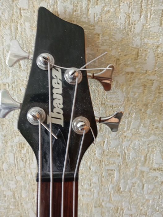 Бас гитара.4-х струнная.