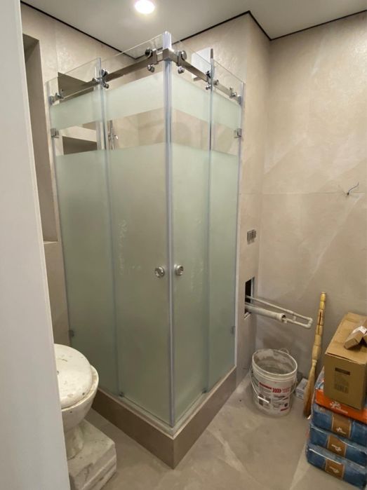 Стеклянные душевые кабины