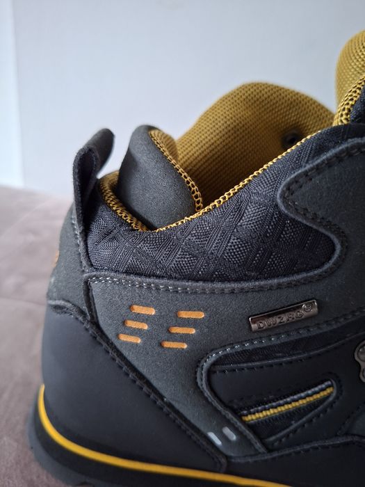 Продавам високи ,мъжки туристически обувки