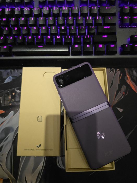 Motorola Razr 40 (Summer Lilac) 8/256GB – Като НОВ + 2 кейса подарък