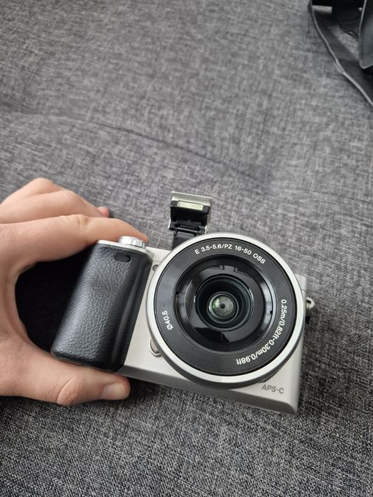 Sony A6000 Argintiu + Obiectiv 16-50mm + Accesorii ( 5800 poze)