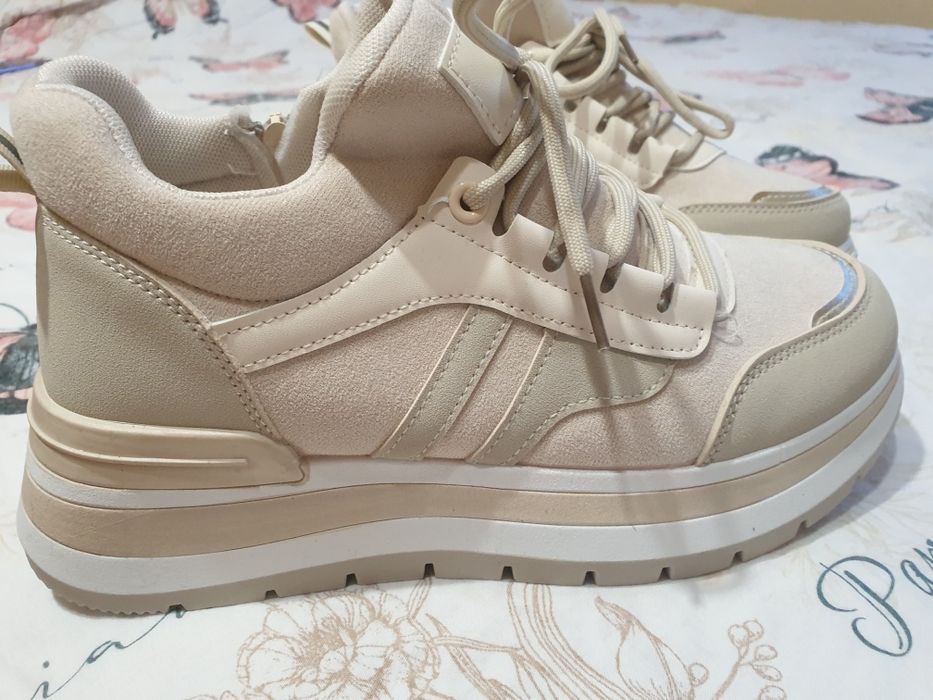 Аткуални за сезона ,Дамски велурени обувки 39 номер