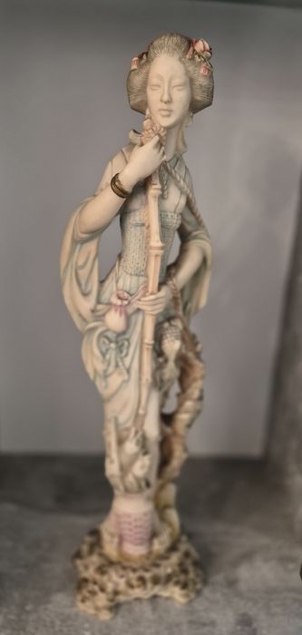 Statuetă Gheișă japoneza vintage, 53cm sculptată din steatit (rășină osoasă), din anii 1950.