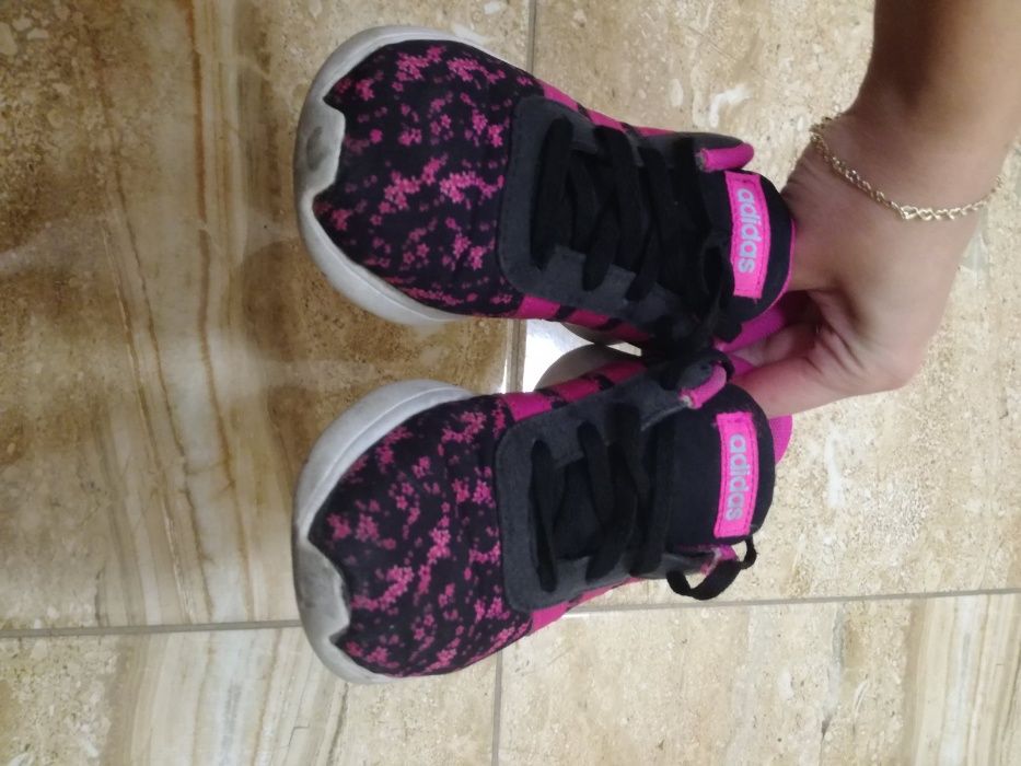 Продавам детски маратонки Adidas
