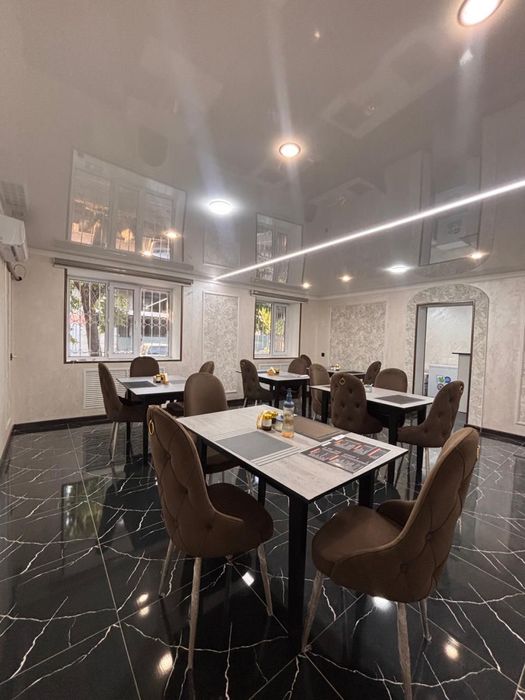 Столы и стулья в кафе