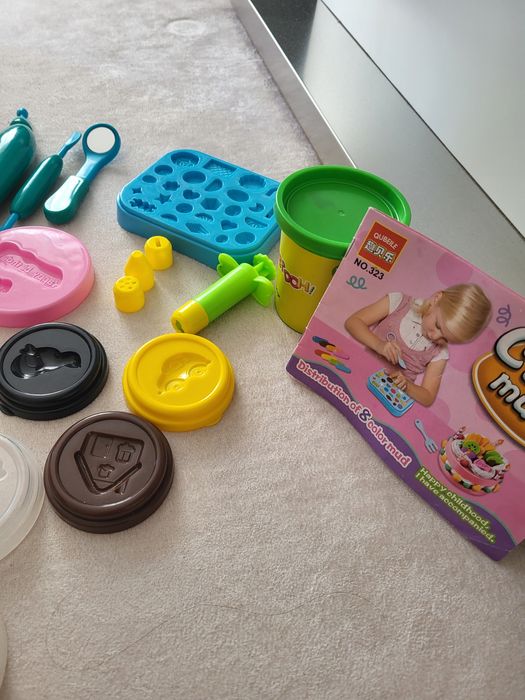 Куче на зъболекар и формички за пластелин