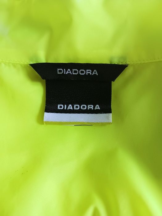 Продавам ветровка XL, DIADORA