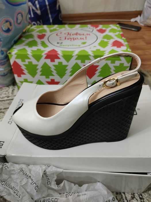 Босоножки на танкетке