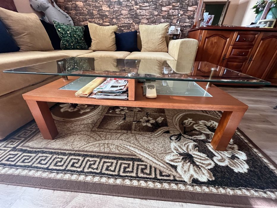 Холна маса със стъклен плот