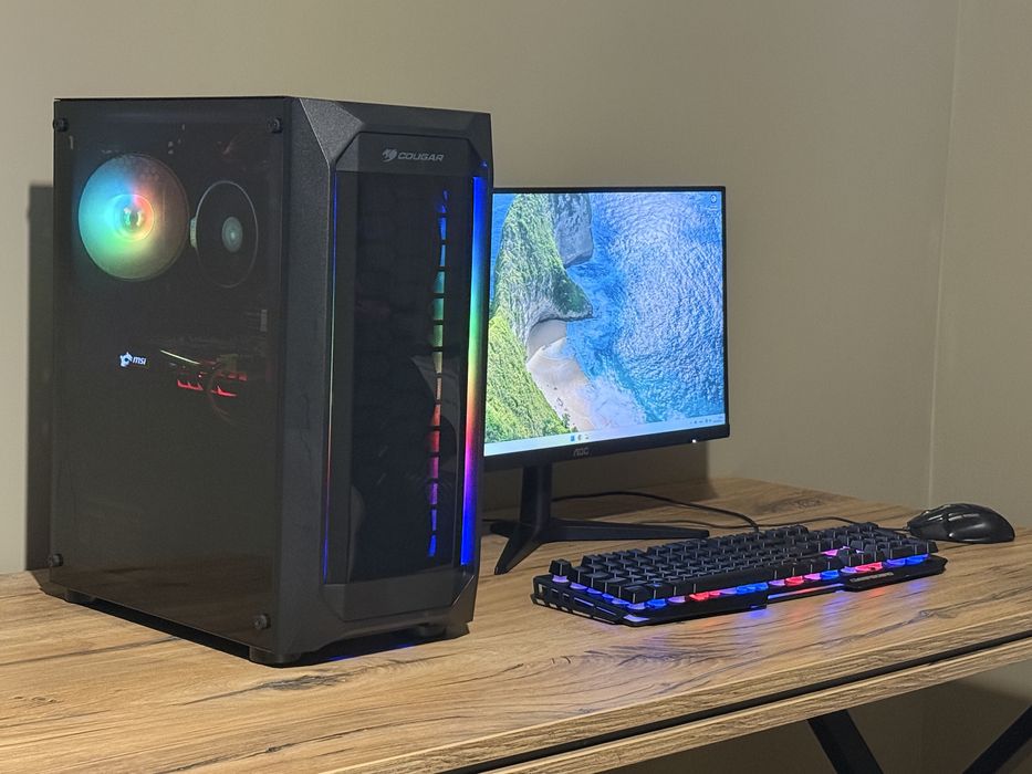 Геймърски компютър с монитор