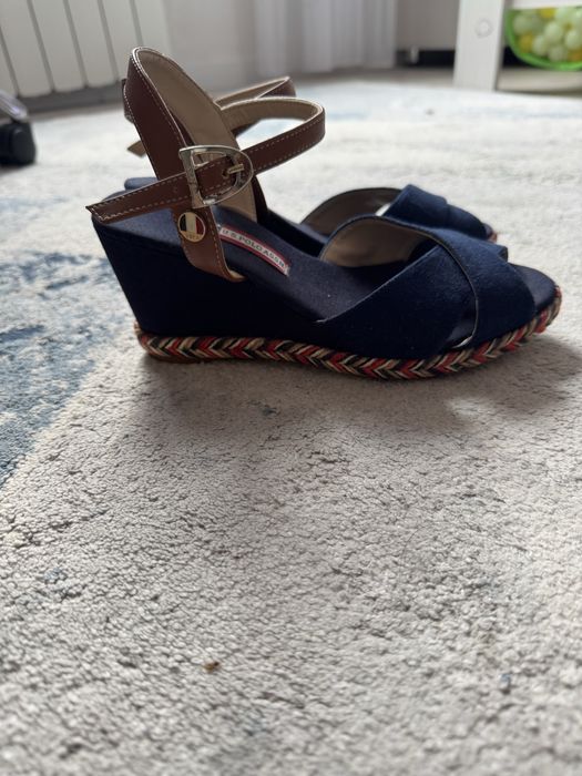 Женские босоножки