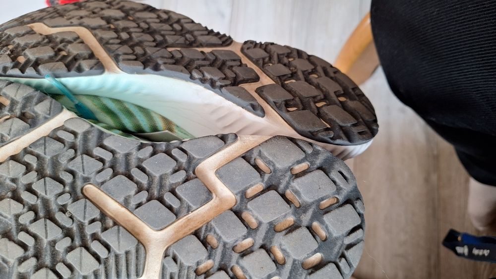 Кроссовки женские