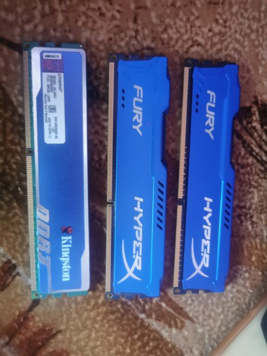 Vând ram ddr 3 de 4 GB fiecare