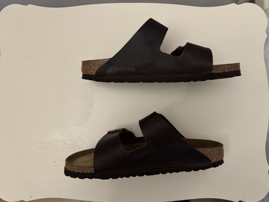 Sandale Birkenstock model Arizona, din piele nabuc maro închis