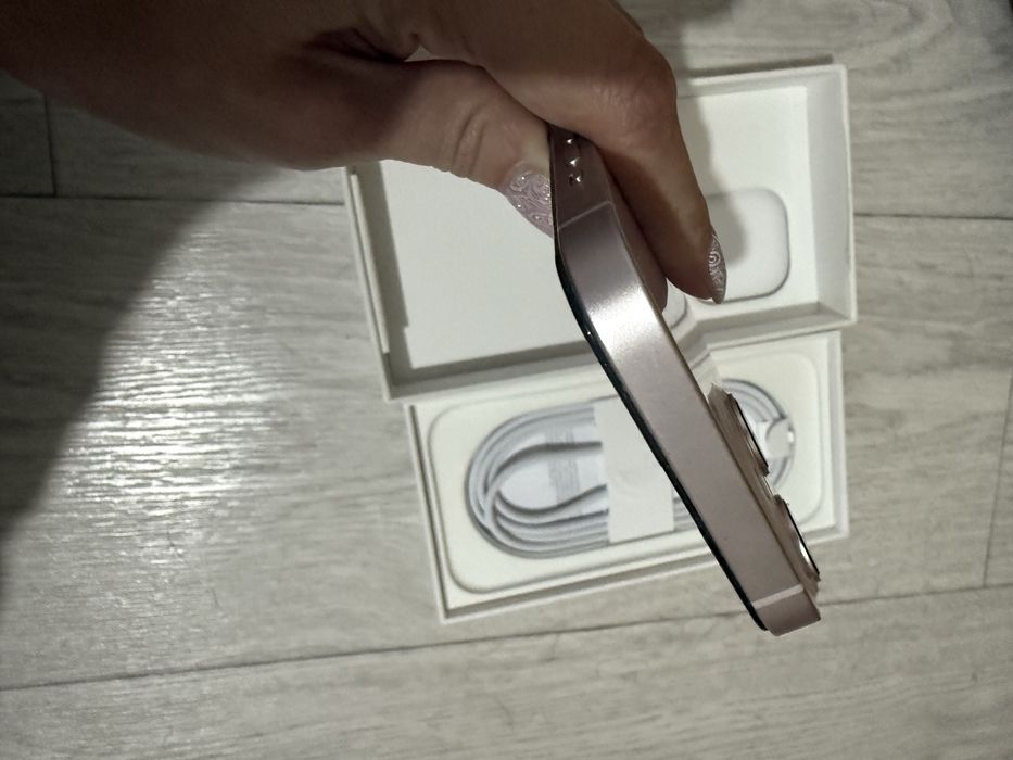 Айфон 13 розовый