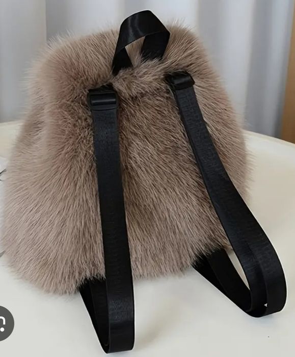 Кокетна дамска раница.