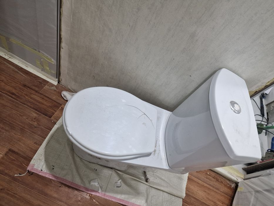 Продаю унитаз белый