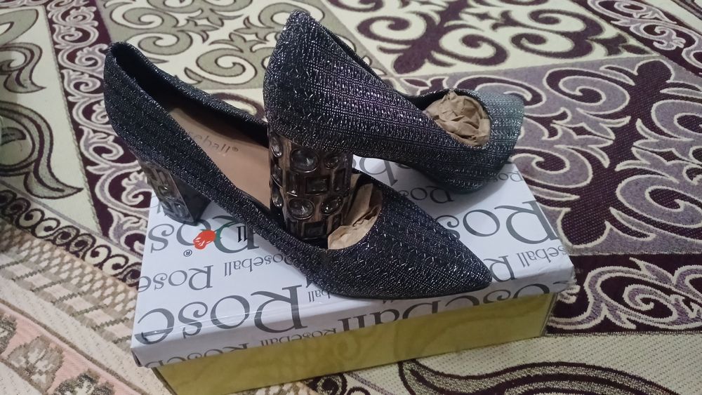 Әдеми туфлилер сатылады