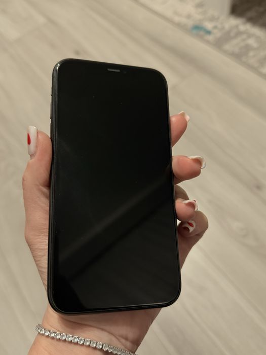 Iphone 11 . culoare negru . Arata impecabil .