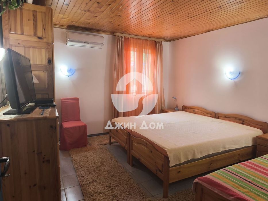 Просторна обзаведена къща с двор в гр. Бяла