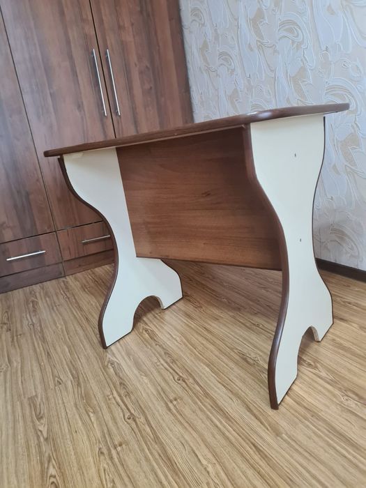 Продаётся стол. Самовывоз