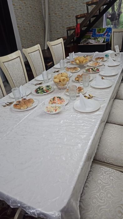 Стол и стулья для гостинной