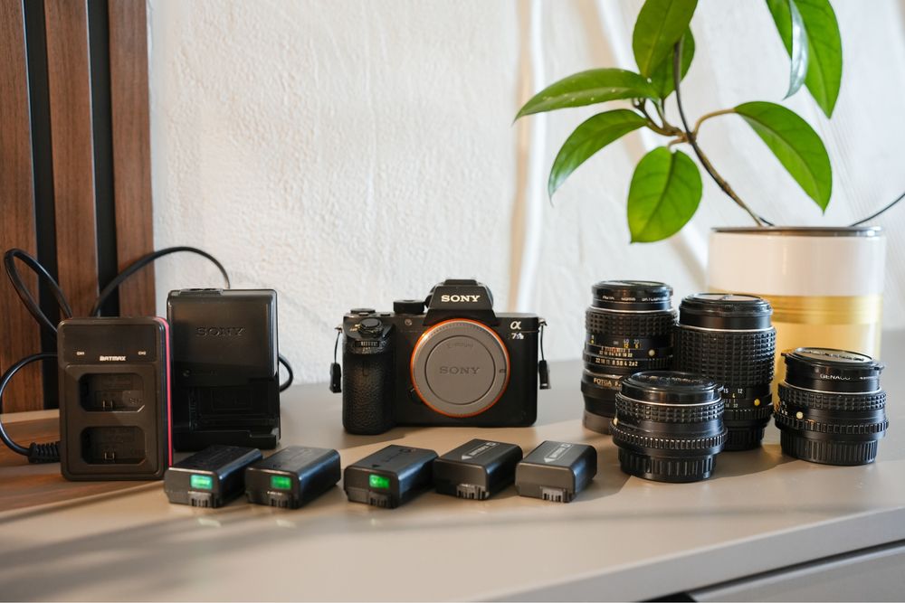 Sony A7S II Full Frame + 4 obiective Pentax-M + 5 baterii