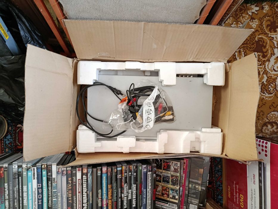 2 DVD проигрывателя и 500 Дисков