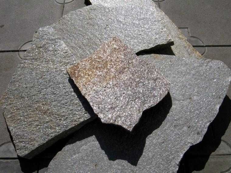 Камень плитняк природный.