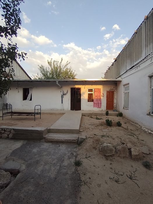 Уй сотилади Охалик махалласида, 7 соток, 8 хонаси ва подвали мавжуд.