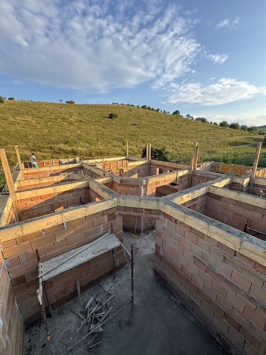 Case la rosu, garduri, renovari, amenajari interioare, fatade
