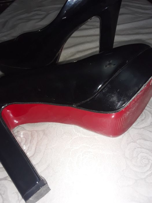 Продаются туфли на высоком каблуке