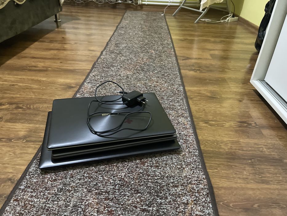Vand laptopuri bune asus lenovo si race