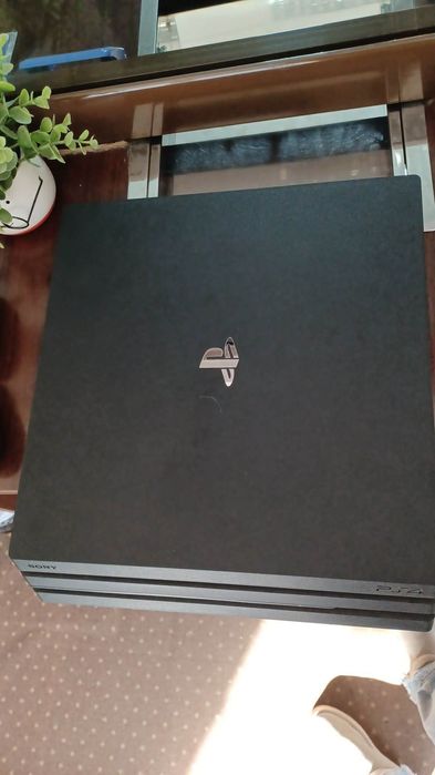 PS4 Pro 1 T și 2 manete una Wireless și una cu Fir