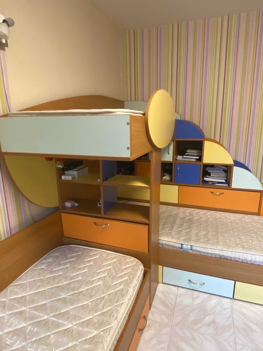 Легла на два етажа детска стая – 3 легла и две бюра