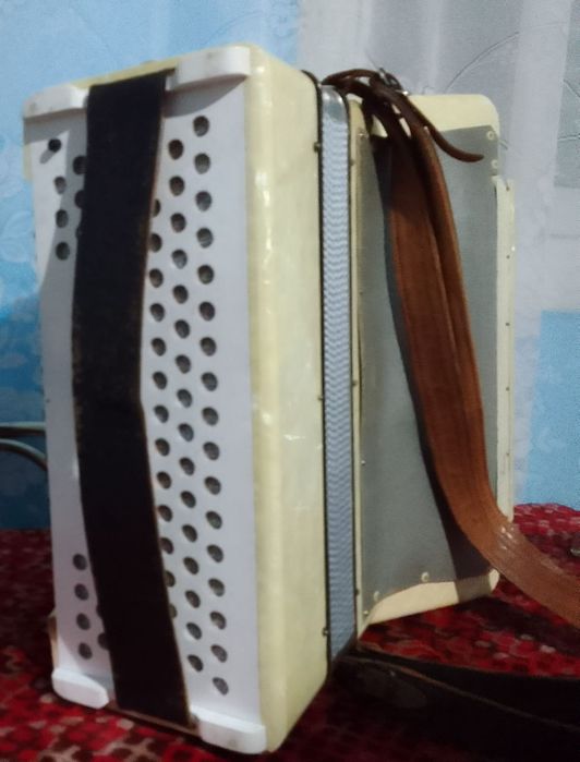 Vând Acordeon Hohner 80 de bași