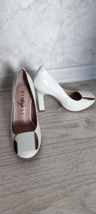 Продам туфли белые