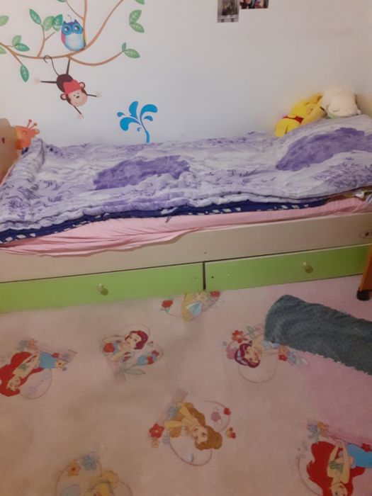 Продавам  детско  легло.   Дължина 1 75 ширина 1,00,заедно  с матрак