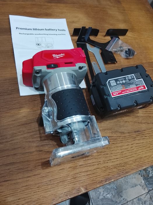 Freza pentru canturi Milwaukee cu o baterie de 6A Nou