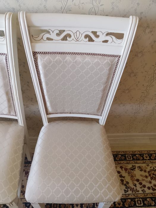 Стол стулья гостиной