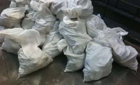 Facem curat în locuințe în garaje în curți car moloz vă stăm la ori ce