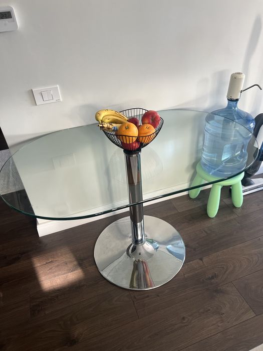 Masa ovala din sticla