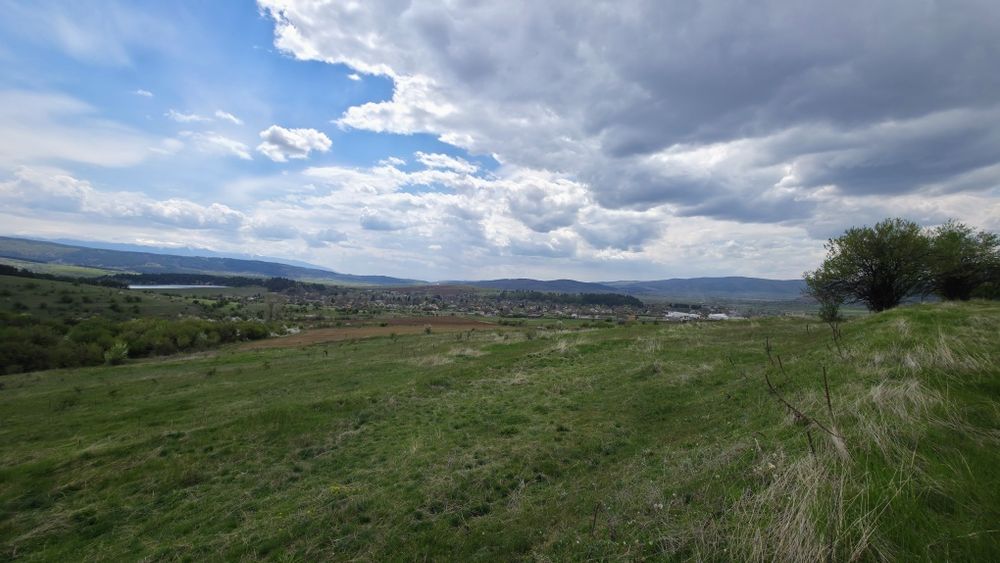 Продава се парцел в село Долна Диканя с гледка към язовира